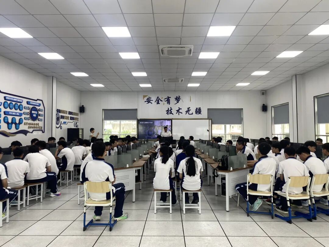 温州市第二职业中等专业学校人工智能学部新生专题讲座现场全景